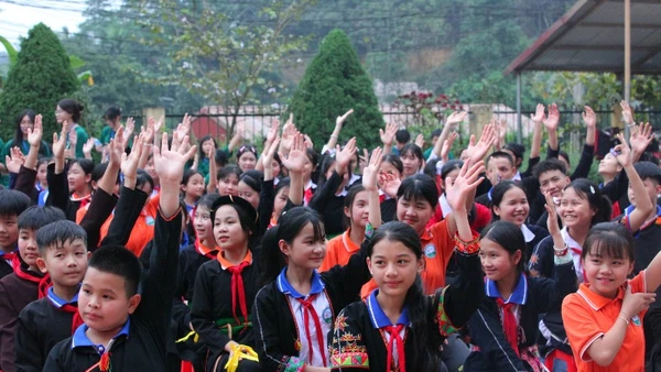 Các em học sinh Trường phổ thông Dân tộc nội trú trung học cơ sở huyện Yên Bình hào hứng tham gia chương trình.