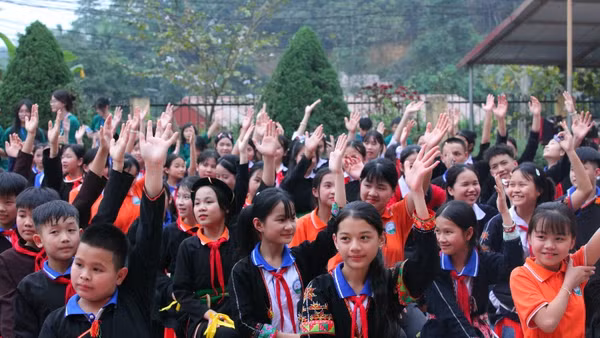 Các em học sinh Trường phổ thông Dân tộc nội trú trung học cơ sở huyện Yên Bình hào hứng tham gia chương trình.