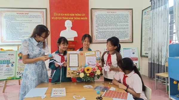 Cô giáo và các em học sinh ở Ninh Bình viết thư cho bộ đội hải quân.