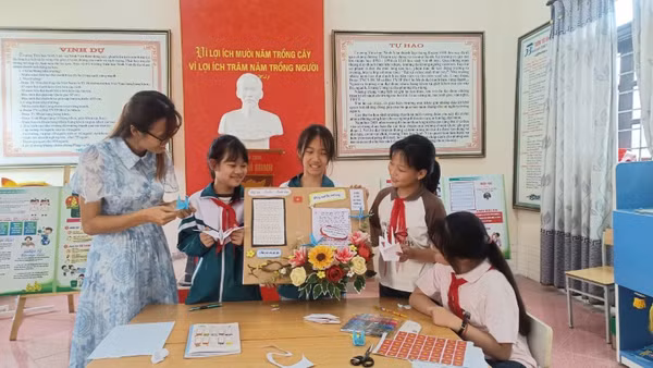 Cô giáo và các em học sinh ở Ninh Bình viết thư cho bộ đội hải quân.