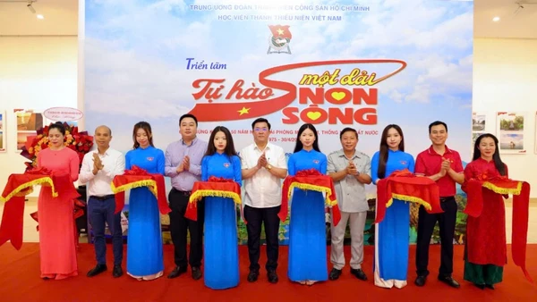 Lễ cắt băng khai mạc triển lãm "Tự hào một dải non sông".