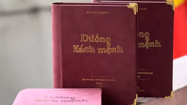 Tác phẩm "Đường Kách mệnh" của Chủ tịch Hồ Chí Minh được in theo tiêu bản gốc.