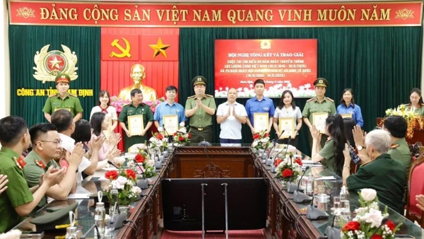 Lãnh đạo Công an tỉnh Nam Định trao giải cho các tác giả.