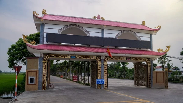 Cổng vào Đài hóa thân hoàn vũ Thanh Bình.