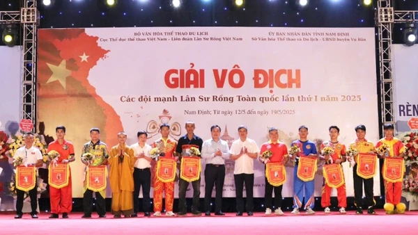 Ban tổ chức trao cờ lưu niệm cho các đội tuyển tham dự Vô địch các đội mạnh lân-sư-rồng toàn quốc lần thứ nhất, năm 2025.
