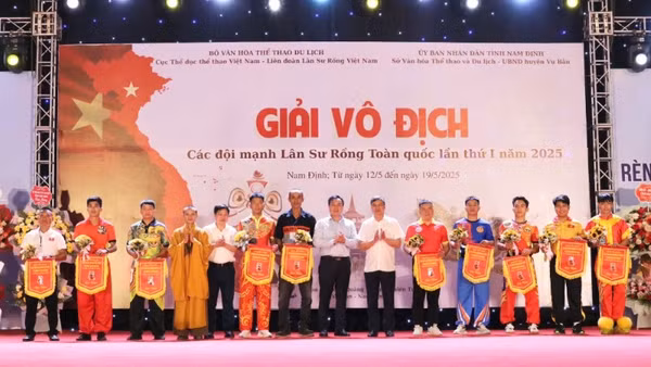 Ban tổ chức trao cờ lưu niệm cho các đội tuyển tham dự Vô địch các đội mạnh lân-sư-rồng toàn quốc lần thứ nhất, năm 2025.
