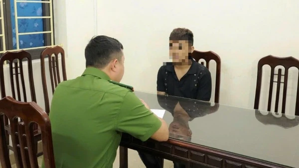 Cán bộ Phòng Cảnh sát hình sự Công an tỉnh Nam Định lấy lời khai của Trần Đình Hoàng. (Ảnh: Công an tỉnh Nam Định).