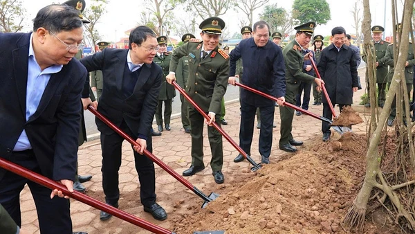 Bộ trưởng Công an Lương Tam Quang và các đại biểu tham gia trồng cây tại lễ phát động. (Ảnh: THÙY DƯƠNG)