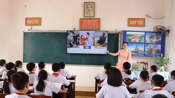 Chính quyền tỉnh Nam Định yêu cầu tiếp tục phát triển, nâng cao chất lượng đội ngũ giáo viên, bảo đảm nguyên tắc “có học sinh phải có giáo viên đứng lớp”. (Ảnh minh họa: MINH THUẬN)