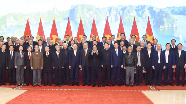 Tổng Bí thư Tô Lâm, Chủ tịch nước Lương Cường, Thủ tướng Phạm Minh Chính, Chủ tịch Quốc hội Trần Thanh Mẫn với các đồng chí lãnh đạo, nguyên lãnh đạo Đảng, Nhà nước qua các thời kỳ.