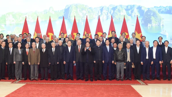 Tổng Bí thư Tô Lâm, Chủ tịch nước Lương Cường, Thủ tướng Phạm Minh Chính, Chủ tịch Quốc hội Trần Thanh Mẫn với các đồng chí lãnh đạo, nguyên lãnh đạo Đảng, Nhà nước qua các thời kỳ.