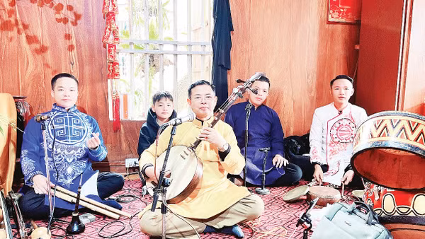 Nghệ nhân Bùi Quốc Thi trình diễn hát văn. 