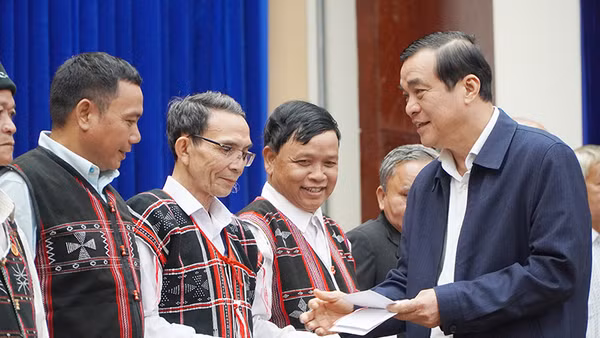 Bí thư Tỉnh ủy Phan Việt Cường tặng quà người có uy tín trong đồng bào dân tộc thiểu số