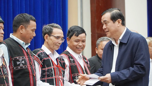 Bí thư Tỉnh ủy Phan Việt Cường tặng quà người có uy tín trong đồng bào dân tộc thiểu số
