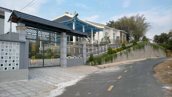 Một căn nhà biệt thự xây trái phép trên núi Sập.