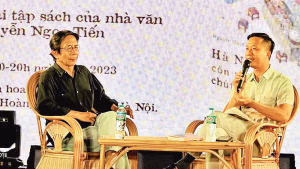 Nhà văn Nguyễn Ngọc Tiến (bên trái) trong buổi giao lưu giới thiệu sách của ông tổ chức đầu tháng 10/2023. 