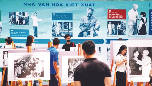 Tại triển lãm, người dân còn có dịp khám phá các tư liệu giá trị về tư tưởng, đạo đức, phong cách Hồ Chí Minh.