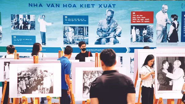 Tại triển lãm, người dân còn có dịp khám phá các tư liệu giá trị về tư tưởng, đạo đức, phong cách Hồ Chí Minh.