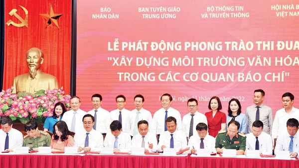 Đại diện các cơ quan thông tấn báo chí ký cam kết thực hiện phong trào thi đua "Xây dựng môi trường văn hóa trong các cơ quan báo chí".