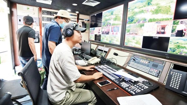 Ê kíp của HanoiTV thực hiện một chương trình cầu truyền hình. 