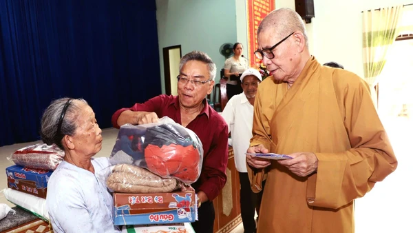 Hòa thượng Thích Châu Quang, Trưởng Ban Trị sự Giáo hội Phật giáo Việt Nam tỉnh Ðắk Lắk thăm, trao quà tặng các gia đình khó khăn ở Ðắk Lắk. 