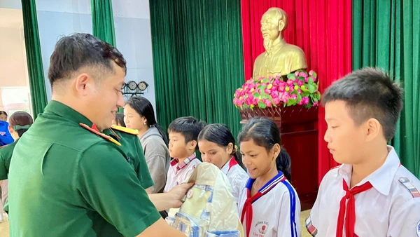  Đại diện Trung đoàn 717 trao kinh phí cho các em học sinh