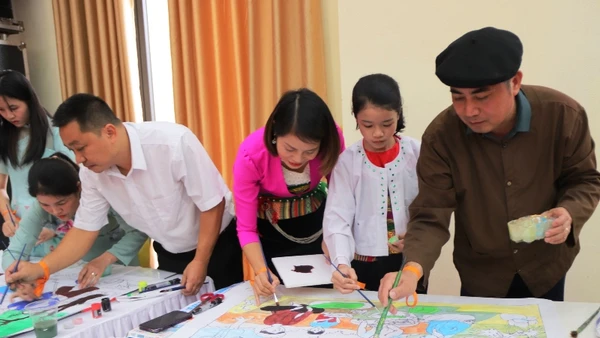 Nhóm tác giả sáng tác, hoàn thiện tranh truyền thông về bảo vệ phụ nữ, trẻ em.