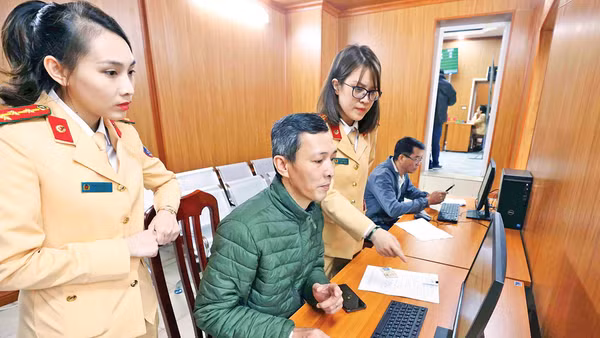 Hướng dẫn người dân làm thủ tục đăng ký cấp, đổi giấy phép lái xe trên Cổng dịch vụ công quốc gia và ứng dụng VNeID.