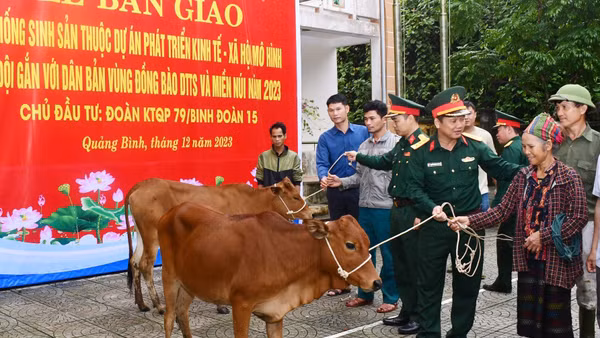  Đại diện chỉ huy Đoàn Kinh tế-Quốc phòng 79 trao bò giống cho bà con xã Lâm Thủy