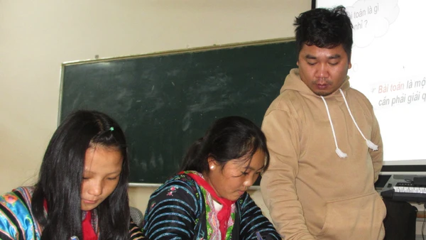  Hơn 90% số học sinh nữ người dân tộc H’Mông các vùng khó khăn của tỉnh Sơn La được đi học.