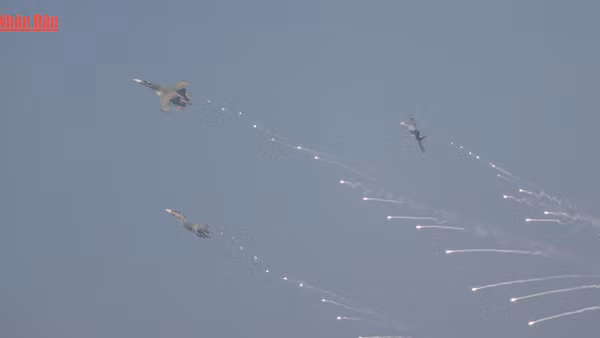Su-30MK2 đồng loạt thả đạn nhiễu rực sáng bầu trời TP.HCM sáng 30/4