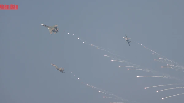 Su-30MK2 đồng loạt thả đạn nhiễu rực sáng bầu trời TP.HCM sáng 30/4