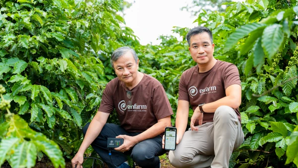 TS Hồ Long Phi và CEO Nguyễn Đỗ Dũng (phải) - “cha đẻ” của giải pháp công nghệ bón phân thông minh. Nguồn | Enfarm