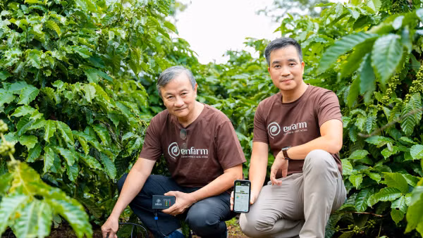 TS Hồ Long Phi và CEO Nguyễn Đỗ Dũng (phải) - “cha đẻ” của giải pháp công nghệ bón phân thông minh. Nguồn | Enfarm