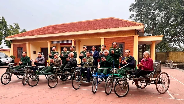 Đoàn đại biểu QĐND Việt Nam do Trung tướng Phạm Trường Sơn, Phó Tổng tham mưu trưởng làm trưởng đoàn thăm và chúc Tết Trung tâm Điều dưỡng thương binh Thuận Thành ngày 20/1/2025.