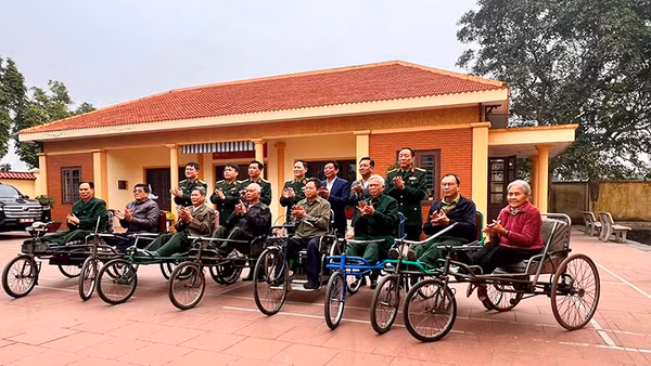 Đoàn đại biểu QĐND Việt Nam do Trung tướng Phạm Trường Sơn, Phó Tổng tham mưu trưởng làm trưởng đoàn thăm và chúc Tết Trung tâm Điều dưỡng thương binh Thuận Thành ngày 20/1/2025.