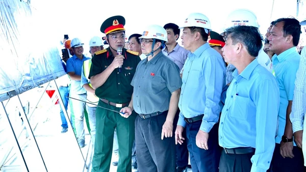 Thủ tướng Phạm Minh Chính chỉ đạo tiến độ xây dựng tuyến cao tốc Cần Thơ-Cà Mau tại nút giao IC5 trên địa bàn xã Vị Thắng, huyện Vị Thủy, tỉnh Hậu Giang. (Ảnh: Thanh Giang)