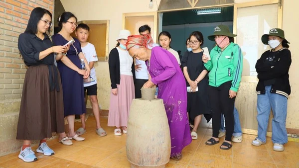 Với phương thức đi thụt lùi xoay quanh một bàn trục cố định, nghệ nhân làng gốm Chăm Bàu Trúc thả hồn mình vào những động tác nhà nặn để biến khối đất sét vô tri thành những sản phẩm gốm độc đáo. Làng gốm Chăm Bàu Trúc ở thị trấn Phước dân, huyện Ninh Phước (Ninh Thuận) được coi là làng nghề cổ xưa nhất Đông Nam Á tồn tại đến ngày nay. (Ảnh: NGUYỄN TRUNG)