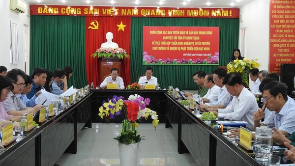 Quang cảnh buổi làm việc