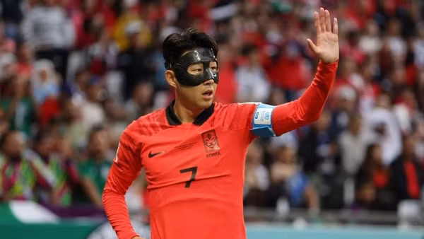 Son Heung-min ra sân từ đầu trong trận đấu đầu tiên của Hàn Quốc với Uruguay, tại World Cup 2022. (Ảnh: Reuters)