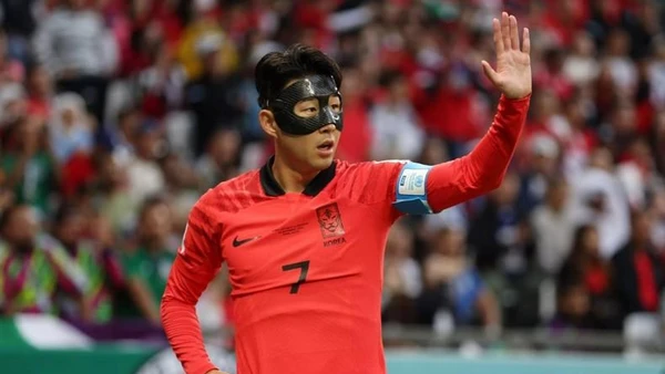 Son Heung-min ra sân từ đầu trong trận đấu đầu tiên của Hàn Quốc với Uruguay, tại World Cup 2022. (Ảnh: Reuters)