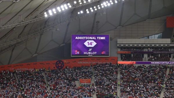 Màn hình thông báo 14 phút bù giờ cuối hiệp 1 trong trận đấu giữa Anh và Iran, tại bảng B World Cup Qatar 2022, ngày 21/11/2022, trên sân vận động quốc tế Khalifa, ở Doha, Qatar. (Ảnh: CNN/Getty Image)