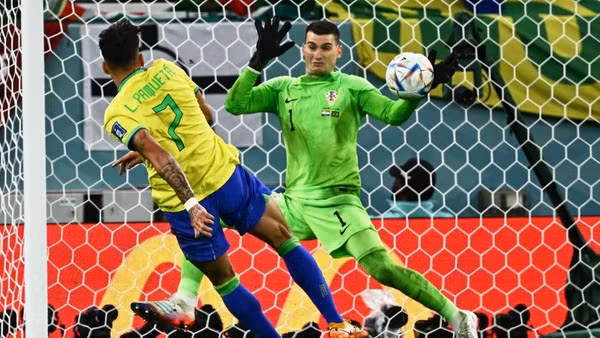 Thủ môn Croatia Dominik Livakovic đã chơi xuất sắc trong trận đấu với Brazil, ngày 9/12, tại vòng tứ kết World Cup 2022. (Ảnh: Getty Images)