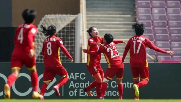 Các nữ cầu thủ vỡ òa niềm vui với bàn mở tỷ số trong trận gặp Đài Bắc (Trung Quốc) tại khuôn khổ vòng play-off World Cup 2023. (Ảnh: Getty/TTXVN)