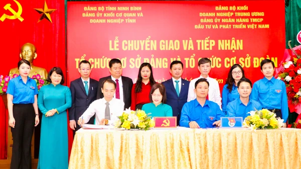 Ký biên bản bàn giao, tiếp nhận tổ chức Đảng, Đoàn ngân hàng BIDV chi nhánh Ninh Bình và chi nhánh Tam Điệp (Ninh Bình) về Trung ương. (Ảnh: Đức Lam)