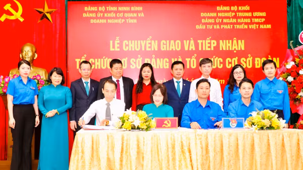 Ký biên bản bàn giao, tiếp nhận tổ chức Đảng, Đoàn ngân hàng BIDV chi nhánh Ninh Bình và chi nhánh Tam Điệp (Ninh Bình) về Trung ương. (Ảnh: Đức Lam)