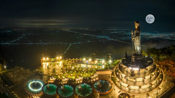 Đỉnh núi Bà Đen trong đêm trung thu. Ảnh: Nguyễn Minh Tú