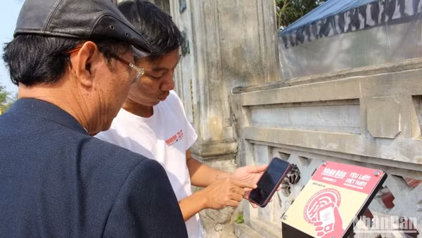 Bảng gắn chip công nghệ kết nối không dây được lắp đặt tại Di tích quốc gia đặc biệt Khu lăng mộ và Đền thờ các vị vua triều Trần (huyện Hưng Hà, tỉnh Thái Bình).