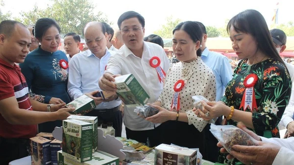 Hội chợ giới thiệu, quảng bá các sản phẩm OCOP nằm trong chuỗi sự kiện của Lễ hội chùa Keo mùa Thu năm 2023 tại huyện Vũ Thư (tỉnh Thái Bình).