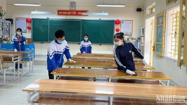 Vệ sinh lớp học có chùm ca bệnh sởi tại Trường trung học cơ sở Trần Phú (thành phố Thái Bình).